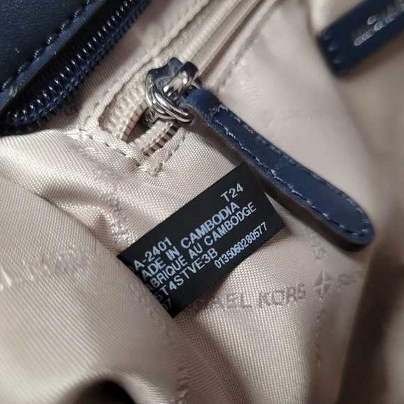 Michael Kors Jet Set Travel Large Navy White Purse NWOT - Picture 6 of 10